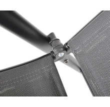 Detailný záber slnečnej plachty so spojovacími prvkami