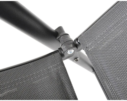 Detailný záber slnečnej plachty so spojovacími prvkami