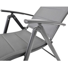 Detailný záber záhradnej stoličky s podrúčkami