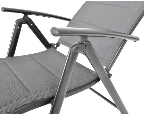 Detailný záber záhradnej stoličky s podrúčkami