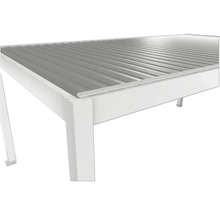 Detailný pohľad na hliníkové zastrešenie terasy s vlnitou plechovou strechou