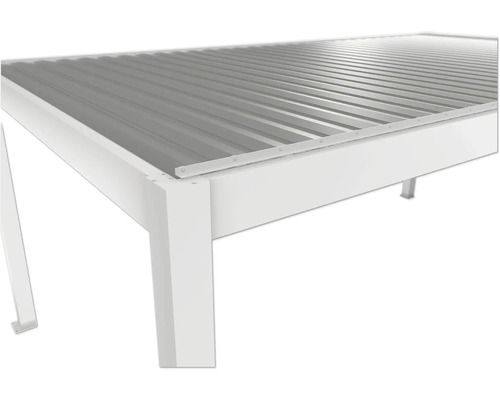 Detailný pohľad na hliníkové zastrešenie terasy s vlnitou plechovou strechou