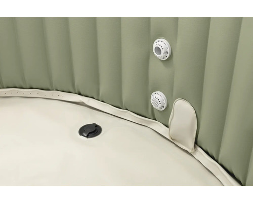 Detail nafukovacej vírivky s tryskami a vypúšťacím ventilom