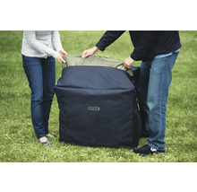 Ľudia vybaľujú kryt na bazén Intex