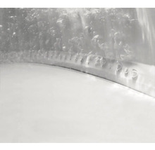 Detailný záber trysky s bublinkami v prevádzke