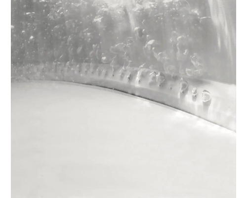 Detailný záber trysky s bublinkami v prevádzke