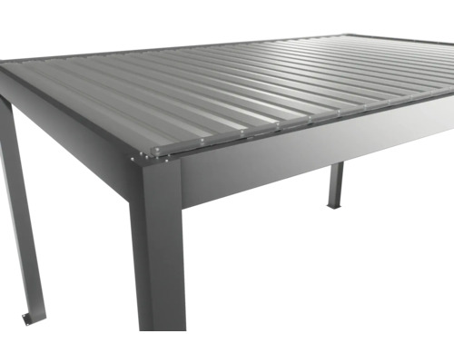 Detailný pohľad na terasové zastrešenie s hliníkovými lamelami