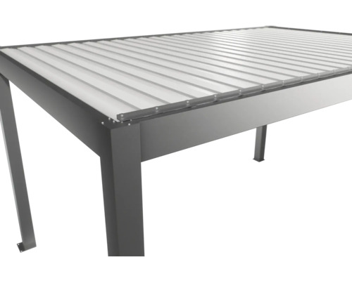 Detail šedého zastrešenia terasy s lamelovou strechou