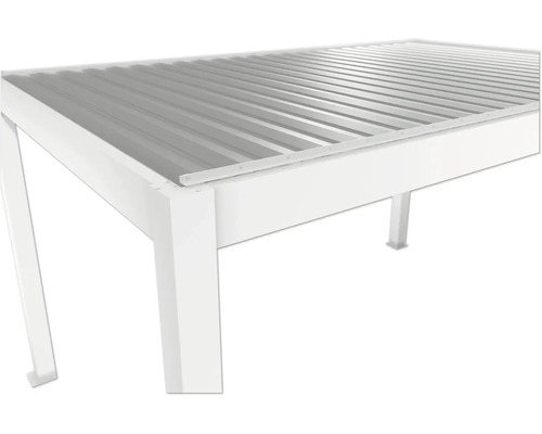 Detailný pohľad na biele terasové zastrešenie s lamelovou strechou