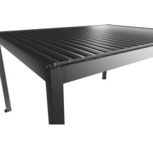 Detailný pohľad na čierne terasové zastrešenie s lamelami