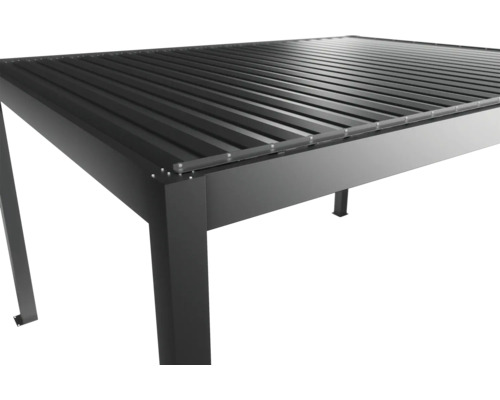 Detailný pohľad na čierne terasové zastrešenie s lamelami