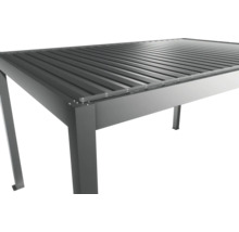 Detailný pohľad na sivé zastrešenie terasy s lamelovou strechou