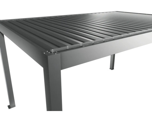 Detailný pohľad na sivé zastrešenie terasy s lamelovou strechou