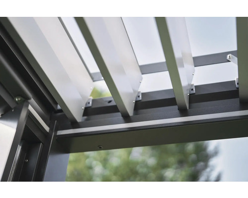 Detail pergoly s lamelovou strechou