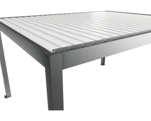 Detailný pohľad na terasové zastrešenie s lamelovou strechou