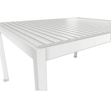 Detailný pohľad na bielu terasu s lamelovou strechou