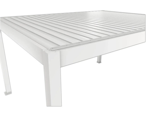 Detailný pohľad na bielu terasu s lamelovou strechou