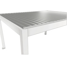 Detailný pohľad na záhradný altánok s kovovou strechou a bielym rámom