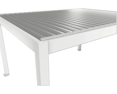 Detailný pohľad na záhradný altánok s kovovou strechou a bielym rámom