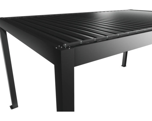 Detailný pohľad na čierne zastrešenie terasy.