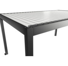 Detailný pohľad na pergolu s hliníkovou konštrukciou a lamelovou strechou