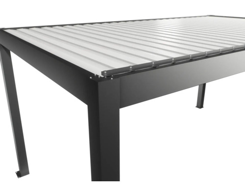 Detailný pohľad na pergolu s hliníkovou konštrukciou a lamelovou strechou