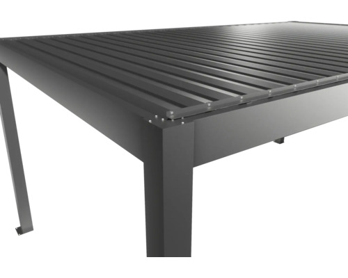 Detailný pohľad na hliníkovú pergolu s lamelovou strechou