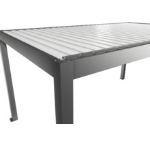 Detailný pohľad na sivé zastrešenie terasy s lamelovou strechou