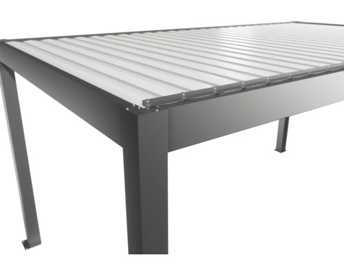 Detailný pohľad na sivé zastrešenie terasy s lamelovou strechou