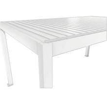 Detail bieleho hliníkového stola s lamelovou štruktúrou