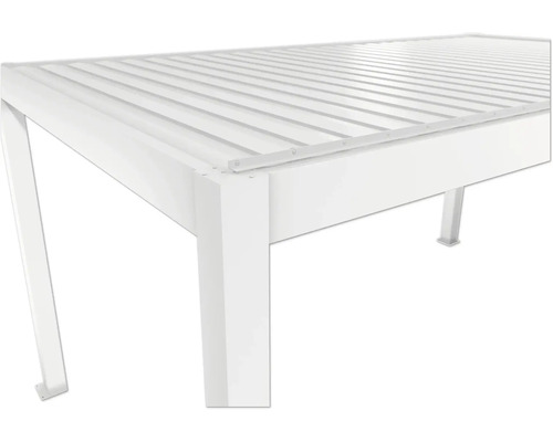 Detail bieleho hliníkového stola s lamelovou štruktúrou