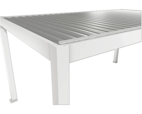 Detail altánku s kovovou strechou