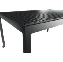 Detailný pohľad na čiernu terasu s lamelovou strechou