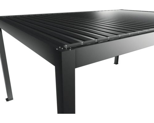 Detailný pohľad na čiernu terasu s lamelovou strechou