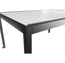 Detailný pohľad na čierne zastrešenie terasy s lamelovou strechou