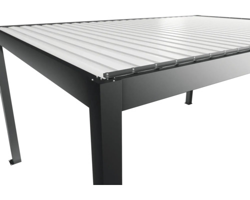 Detailný pohľad na čierne zastrešenie terasy s lamelovou strechou