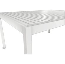 Detailný pohľad na biely záhradný stôl s lamelovým roštom