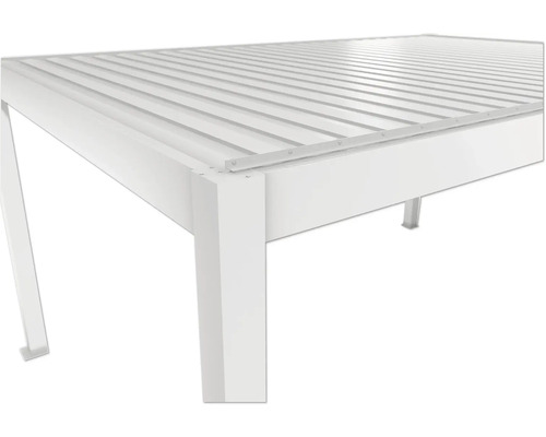 Detailný pohľad na biely záhradný stôl s lamelovým roštom