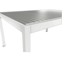 Detail bieleho zastrešenia terasy s kovovou strechou