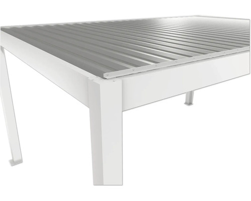 Detail bieleho zastrešenia terasy s kovovou strechou