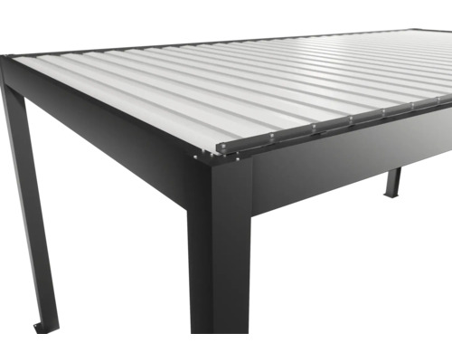 Detailný pohľad na čierny zastrešený terasu s lamelovou strechou