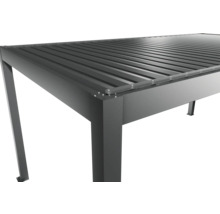 Detail kovového altánku s lamelovou strechou