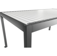 Detailný pohľad na altánok so stabilnými podpornými stĺpikmi a priesvitnou strechou