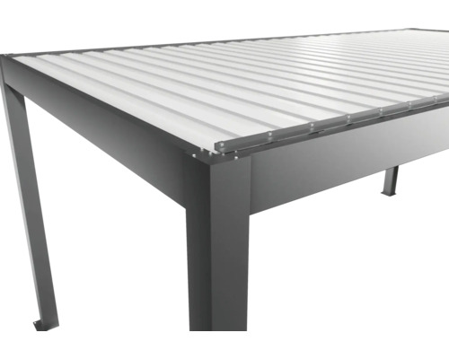 Detailný pohľad na altánok so stabilnými podpornými stĺpikmi a priesvitnou strechou