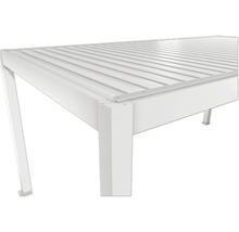 Detailný pohľad na biele zastrešenie terasy