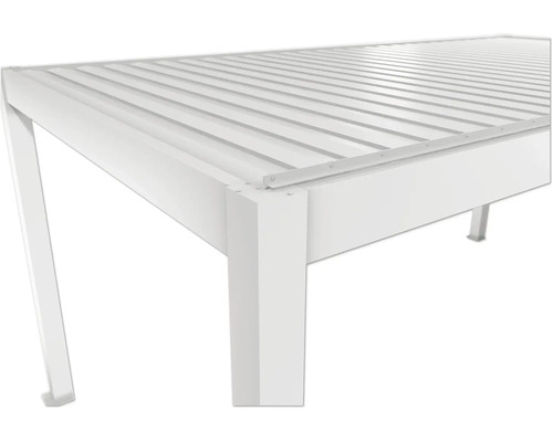 Detailný pohľad na biele zastrešenie terasy