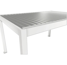 Detailný pohľad na biely záhradný pavilón s kovovou strechou