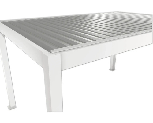 Detailný pohľad na biely záhradný pavilón s kovovou strechou