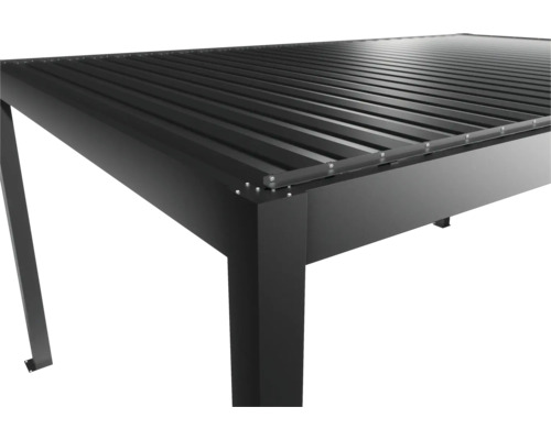 Detailný pohľad na čiernu hliníkovú pergolu s lamelovou strechou.