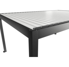 Detail terasového zastrešenia s kovovou konštrukciou a lamelovou strechou